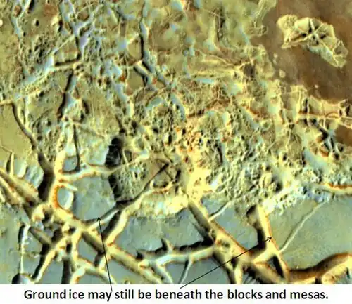 Région d'Aram Chaos vue par l'instrument THEMIS de la sonde 2001 Mars Odyssey le 10 décembre 2007[167].
