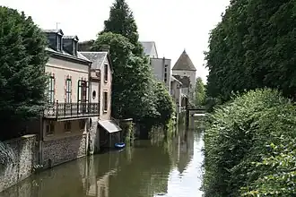 – Bonneval – Le fossé ceinturant le centre-ville fortifié.