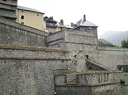La porte d'Embrun et les enceintes de la ville de Briançon.