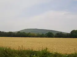 La butte Chaumont vue depuis la RN 12, entre Pacé et Saint-Denis-sur-Sarthon.
