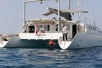 Le pavillon maritime sur un catamaran en mer en 2012