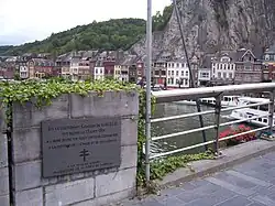 Plaque sur le pont de Dinant commémorant l'endroit où Charles de Gaulle fut blessé alors qu'il traversait la Meuse en 1914.