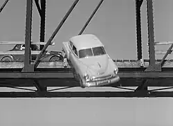 …qui se termine tragiquement, la voiture des femmes tombant d'un pont dans une rivière.