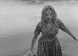 Seule rescapée, Mary sort de l'eau, recouverte de boue.
