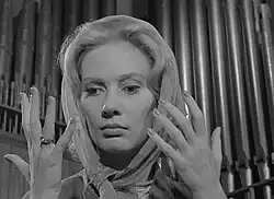 Les mains de Mary semblent se mouvoir toutes seules…