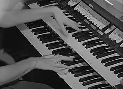 ... alors que celle-ci entre en transe devant son orgue…
