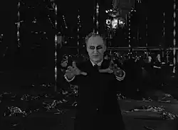 L'homme étrange devant une salle de bal non moins étrange !