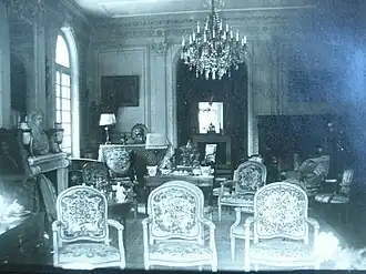 Salon richement meublé au début du XXe&nbsp;siècle.