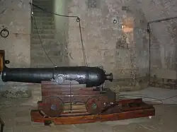 Canon dans le château de Charles Quint.