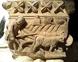 Homme, main droite pesant sur le mancheron d'une araire tirée par deux bœufs, longue gaule dans la main gauche.