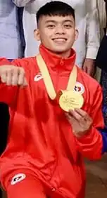 Description de l'image Carlos Yulo 2019 (Cropped).jpeg.
