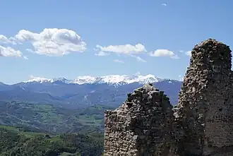 Vue du mont Cusna depuis le :château des Carpinete&nbsp;(it).