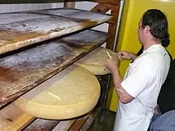 Contrôle, avec une sonde, de l’affinage.