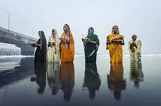 Des femmes biharies qui effectuent les rituels de la Chhath Puja sur les rives de la Yamuna.