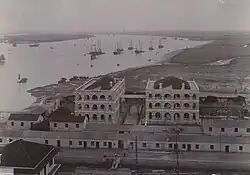 Usine de ciment. Purnell and Paget architectes[N 1], en 1907. Guangzhou. Épreuve gélatino-argentique. State Library, Melbourne, Victoria
