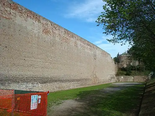 Murs de liaison à la Rocca actuelle.