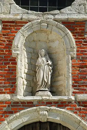 La statue de la Vierge.