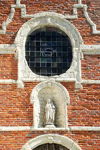 L'oculus et la statue de la Vierge.