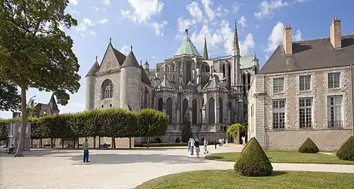 À gauche, la chapelle vue des jardins de l'évêché.