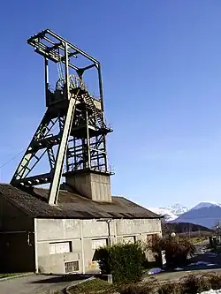 Vue du chevalement et des Alpes.