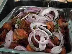 Chicken 65 garni d'oignons et de coriandre