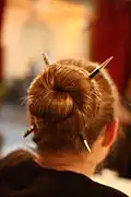 Chignon avec baguettes.
