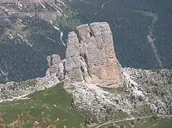 Les Cinque Torri vues de la face nord du Nuvolau.
