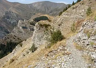 Le chemin de ronde dans les pierriers au sud-est du cirque.