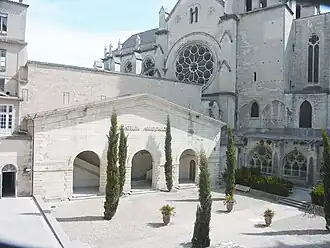 La cour d'honneur de la faculté de mMédecine (ancien cloître du monastère Saint-Benoît).