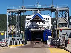 L'étrave s'élève afin de permettre aux véhicules de sortir