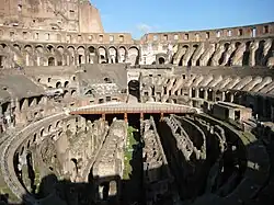 Intérieur du Colisée : vue plongeante sur les structures du sous-sol de l’arène.