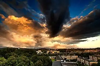 Coucher du soleil à Hisings Backa, dans les environs de Göteborg en Suède.