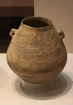 Poterie à deux anses et décor dit "au peigne", Jeulmun. Daegu. H. env 13&nbsp;cm. Musée national de Daegu.