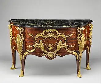 Autre commode de Charles Cressent, de style rocaille vers 1745–1749.
