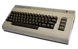 Clavier d'ordinateur beige aux touches marrons (Commodore 64).