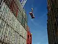La grue dépose ensuite le conteneur sur le pont.