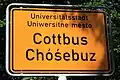 Signalisation bilingue en allemand et en sorabe d'un des panneaux d'entrée de la commune de Cottbus.