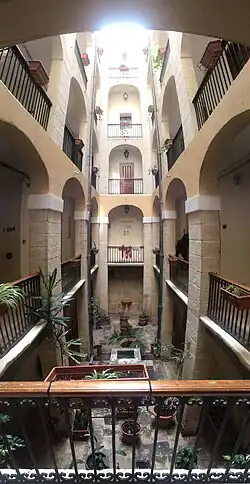 photographie couleur de la cour intérieure d'une bâtisse qui a plus de 4 étages