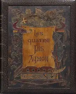 Photographie couleur d'une couverture de livre en cuir, avec au milieu le titre, Les quatre fils Aymon, et autour un décor plus sombre d'armures, de chevaux, de combats