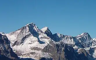 Vue de la Croix Rousse au premier plan à gauche avec, sur la droite, l'Ouille d'Arbéron et la Bessanèse, depuis le versant italien au sud-est.