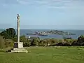L'Île Saint-Riom en arrière-plan de la Croix des Veuves.