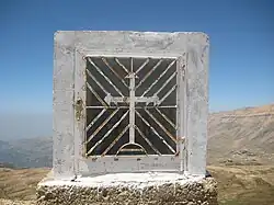 Croix marquant le col.