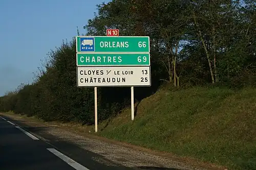Panneau D61a avec une indication de distance ne respectant pas la règle d'espacements entre caractères. Les espacements entre les chiffres 6 et entre 6 et 9 étant les mêmes (6&nbsp;mm pour Hc=100&nbsp;mm), 66 et 69 auraient dû être alignés