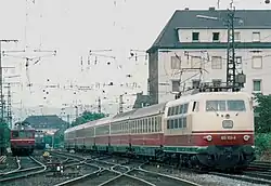 photographie couleur d'un train en milieu urbain