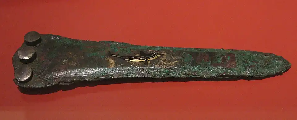 Dague à décor de dauphin trouvée dans une tombe à Prósymna (Berbati), HR II.
