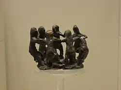 Danse rituelle. Bronze votif. VIIIe&nbsp;siècle. Musée archéologique d'Olympie[48]