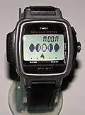 La montre Datalink USB avec l'application Antikythera qui affichage les phases de la lune. La flèche sous les phases de la lune indique la phase actuelle[41].