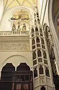 Escalier en colimaçon liés, inscription de Jisker et tribune royale avec son calvaire