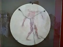 Disque de marbre peint représentant un discobole (A1168). Marbre de Paros, milieu du Ve&nbsp;siècle&nbsp;av. J.-C.