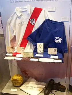 photo d'une vitrine présentant des maillots de football.